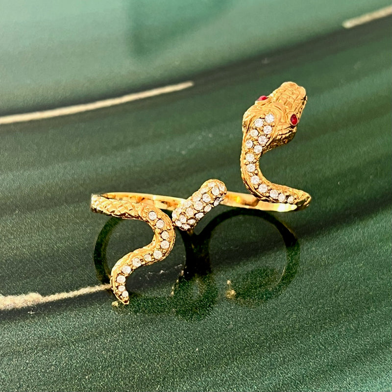 Emerald Snake Ring | Snake jewelry, Jewelry design, Serpent jewelry